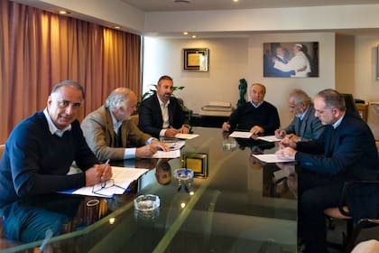 En la cabecera, Armando Cavalieri firma el acuerdo salarial con las cámaras empresarias; lo acompaña Carlos Pérez