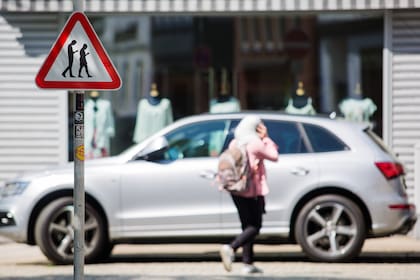 En la ciudad alemana de Reutlingen un cartel alerta a los conductores que los peatones caminan 
mientras usan el celular