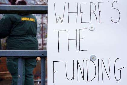 En la imagen, un cartel con la frase (en inglés) "¿Dónde está el dinero?", en la línea de piquetes en el exterior de la estación de ambulancias de Leeds, Inglaterra, el 23 de enero de 2023. (Jon Super/PA via AP)