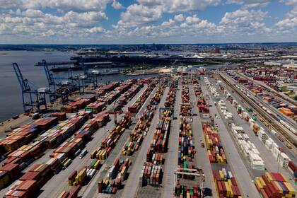 En la imagen, una vista de contenedores de mercancías en el puerto de Baltimore, el 12 de agosto de 2022, en Baltimore. (AP Foto/Julio Cortez)