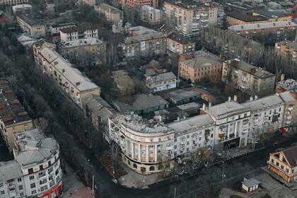En la imagen, vista aérea de Bakhmut, el escenario de las batallas más intensas del ejército ruso, en la región de Donetsk, Ucrania, el 9 de diciembre de 2022. (AP Foto/LIBKOS)