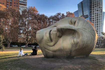 En la plaza Parques Nacionales Argentinos puede verse El sueño del lector, obra de Pablo Irrgang cuyo objetivo original era rendir homenaje a las voces de la literatura de nuestro país