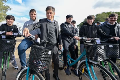 En Maipú Kicillof repartió bicicletas para un programa de movilidad sustentable