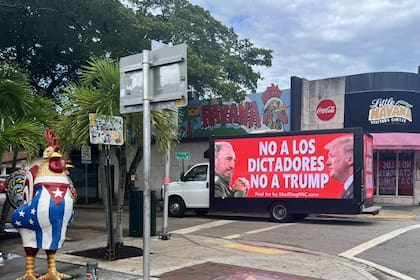En Miami apareció un cartel que compara a Trump con Fidel Castro