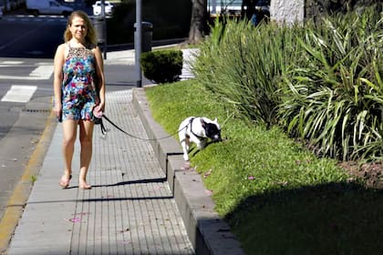 En Puerto Madero hubo muy poca gente en las calles: pasear una mascota, una de las actividades permitidas