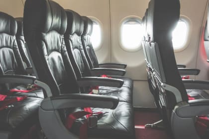 En su mayoría, los pasajeros prefieren viajar en el asiento junto a la ventanilla; un estudio evaluó también la lateralidad más elegida por los viajeros