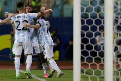 En su partido 200 en el Sudamericano de selecciones, la Argentina alcanzó su octava semifinal por la Copa América; la jugará el martes próximo frente a Colombia en Brasilia.