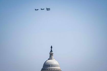 En una imagen de archivo, aviones caza F-16 sobrevuelan el Capitolio de Washington en marzo pasado