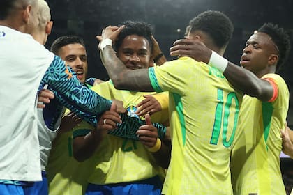 Endrick festeja el segundo gol de Brasil ante España en un amistoso disputado el 26 de marzo de 2024; lo abrazan Vinicius Jr. y Rodrygo, con la 10 de Neymar