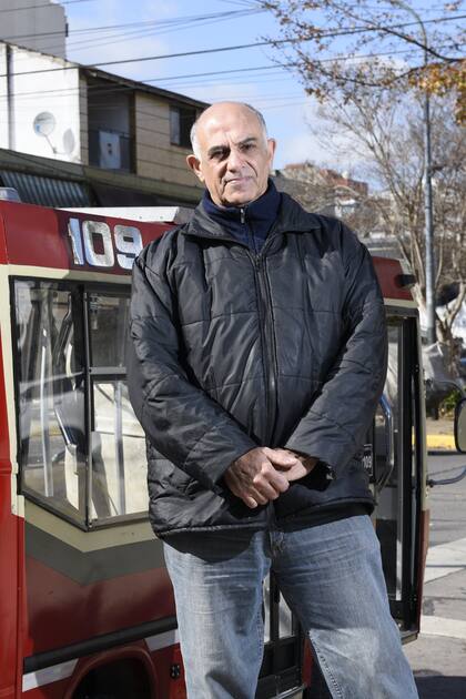 Entrevista a Jorge Ignacio, excolectivero que construyó un mini bus de la línea 109 para su nieta. Plaza Terán.