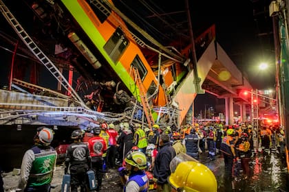 Equipos de rescate en la zona del colapso en la Línea 12 del metro de Ciudad de México, el 3 de mayo de 2021