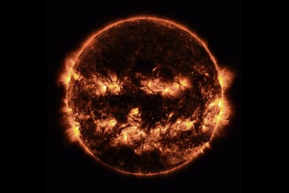 Es un gemelo idéntico a nuestro Sol, con la misma temperatura, radio y luminosidad