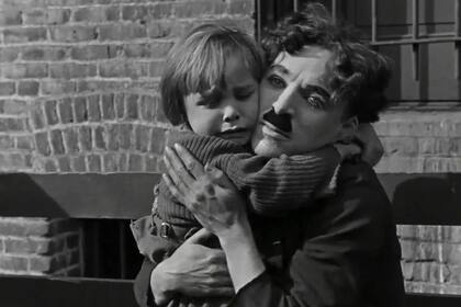 Jackie Coogan y Charles Chaplin en la escena final de El pibe (1921), el primer largometraje del creador británico, de cuyo estreno norteamericano se cumplen cien años hoy