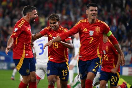 España le ganó a Italia 1 a 0 en uno de los clásicos europeos y se metió en los octavos de final del certamen