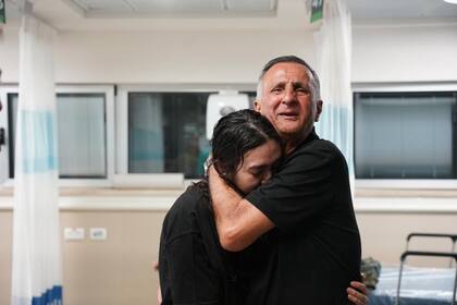 Esta foto de Noa Argamani con su padre tras ocho meses de secuestro.