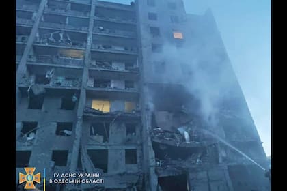 Esta foto, proporcionada por la Fiscalía Regional de Odesa, muestra un edificio residencial destruido por un ataque ruso, el viernes 1 de julio de 2022, en Odesa, Ucrania. (Servicio de Emergencias de Ucrania vía AP)