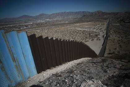 Esta fotografía del martes 12 de enero de 2021 muestra una sección de la valla fronteriza que divide Ciudad Juárez, México, de Sunland Park, Nuevo México. (AP Foto/Christian Chávez)