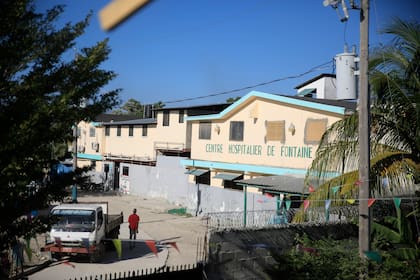 Esta fotografía muestra la entrada al Centro Hospitalario Fontaine el lunes 23 de enero de 2023, en el barrio de Cité Soleil de Puerto Príncipe, Haití. (AP Foto/Odelyn Joseph)