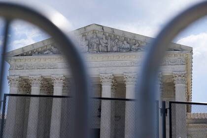 Esta fotografía muestra la fachada de la Corte Suprema de Estados Unidos, el lunes 13 de junio de 2022, en Washington. (AP Foto/Mariam Zuhaib)