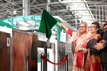 Esta fotografía proporcionada por la oficina de la primera ministra de Bangladesh muestra a la premier, jequesa Hasina Wajed, inaugurando el primer servicio de tren subterráneo del país, el miércoles 28 de diciembre de 2022, en Daca, Bangladesh. (Oficina de la primera ministra de Bangladesh vía AP)
