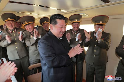 Esta fotografía sin fecha facilitada por el gobierno norcoreano el domingo 17 de abril de 2022 muestra al gobernante norcoreano Kim Jong Un y numerosos oficiales en un lugar no revelado en su país. (Agencia Central de Noticias de Corea (KCNA por sus siglas en inglés)/Korea News Service víu AP)