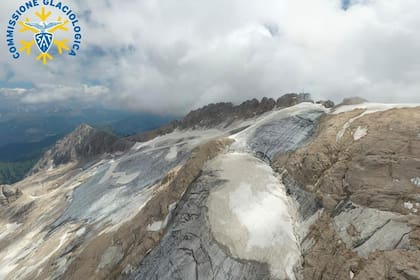 Esta imagen publicada el lunes 4 de julio de 2022 por la Comisión Glaciológica de la Sociedad de Alpinistas Tridentinos muestra el glaciar Fedaia en los Alpes italianos, cerca de Trento, antes de que un gran trozo se desprendiera el domingo.