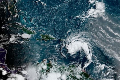Esta imagen satelital proporcionada por la Administración Nacional Oceánica y Atmosférica de Estados Unidos (NOAA) muestra una tormenta tropical al este de Puerto Rico en el Caribe, a las 7:50 am EST, el martes 10 de agosto de 2021. (NOAA/NESDIS/STAR VA vía AP)