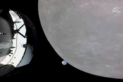 Esta imagen tomada del canal de la NASA muestra la cápsula Orion, acercándose a la Luna, el lunes 21 de noviembre de 2022. (NASA vía AP)