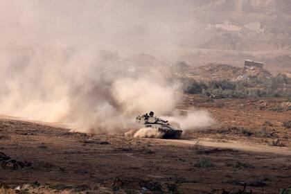 Esta imagen tomada el 9 de enero de 2024 muestra un tanque del ejército israelí avanzando en el centro de la Franja de Gaza.
