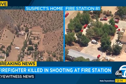Estas imágenes aéreas tomadas de un video proporcionado por la televisora KABC muestran una casa incendiándose (izquierda) en Acton, California, y una estación de bomberos en la que se registró un tiroteo en Santa Clarita, California, el martes 1 de junio de 2021. (KABC-TV vía AP)