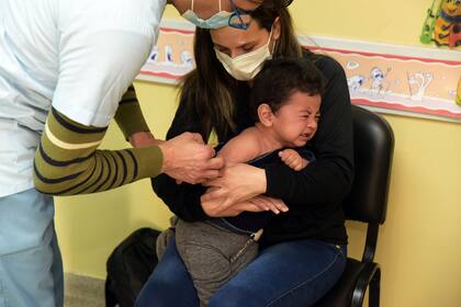 Este mes comenzó en el país la vacunación contra el coronavirus para la población de entre seis meses y dos años de edad