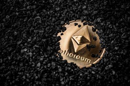 Ethereum es una plataforma de código abierto descentralizada que corre sobre su propia blockchain y permite que cada desarrollador pueda programar nuevos tipos de aplicaciones