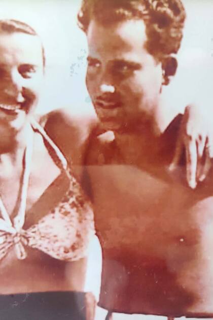 Eugenio Schlifka con su hermana Royi, pocos meses antes de que él escapara a la Argentina y fundara la empresa más importante de termos en el país
