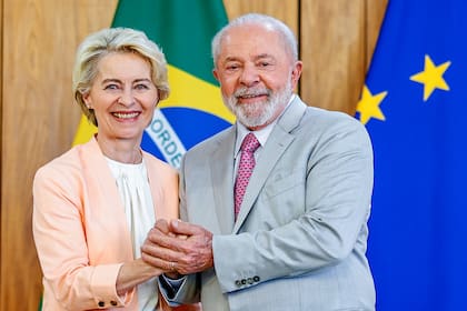 Ursula von der Leyen, presidenta de la Comisión Europea, junto a Luiz Inacio Lula da Silva en el Palacio de Gobierno de Brasil
