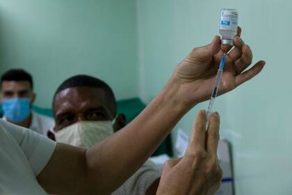 Eusebio Torres espera ser vacunado mientras una enfermera prepara la dosis de la vacuna cubana Abdala en el hospital Gustavo Aldereguia de Cienfuegos, Cuba