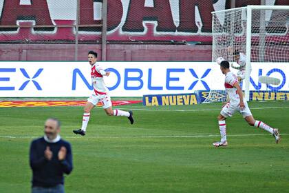 Ezequiel Cañete festeja su gol, que significó el empate de Unión ante Lanús; su entrenador, Juan Manuel Azconzábal, aplaude.