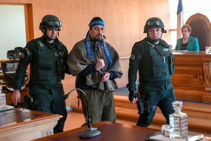 Facundo Jones Huala es escoltado por la policía militar dentro de una sala del tribunal, en Valdivia, Chile, el miércoles 12 de septiembre de 2018