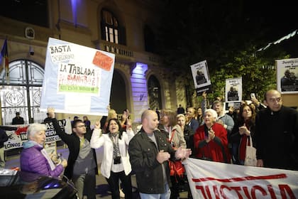 Familiares de víctimas del delito y vecinos se manifestaron el mes pasado frente a la municipalidad de La Matanza