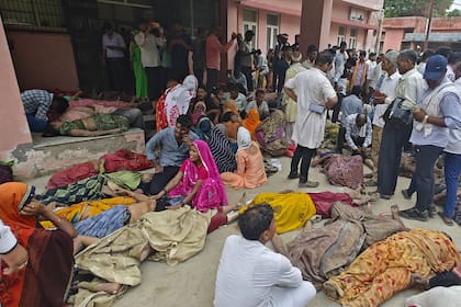 Familiares lloran junto a los cuerpos de sus parientes fuera del hospital Sikandrarao en el distrito de Hathras a unos 350 kilómetros (217 millas) al suroeste de Lucknow, India, martes 2 de julio de 2024.