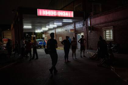 Familiares y amigos de personas que fueron envenenadas con cocaína adulterada esperan afuera de la sala de emergencias de un hospital en las afueras de Buenos Aires, Argentina, el miércoles 2 de febrero de 2022. (AP Foto/Rodrigo Abd)