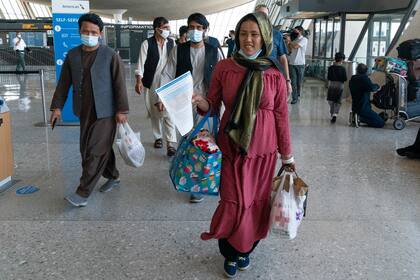 Familias evacuadas de Kabul, Afganistán, en el Aeropuerto Internacional Dulles Washington, en Virginia, el 23 de agosto de 2021. (AP Foto/Jose Luis Magana)