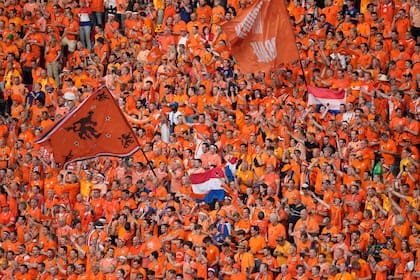 Fanáticos neerlandeses animan a su selección nacional antes del partido del Grupo D entre Países Bajos y Francia en la Eurocopa 2024 en Leipzig, Alemania. (AP Foto/Sergei Grits). (AP Foto/Sergei Grits)