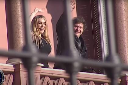 Fátima Florez y Javier Milei saludaron el lunes en en balcón de la Casa Rosada