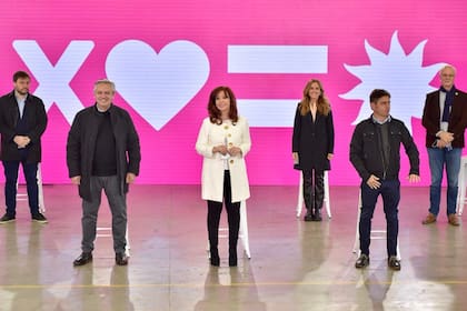 Fernández, Kirchner y Kiciloff junto a los principales candidatos del Frente de Todos