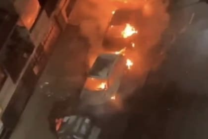 Feroz incendio en Palermo: un contenedor de basura se prendió fuego y quemó tres autos