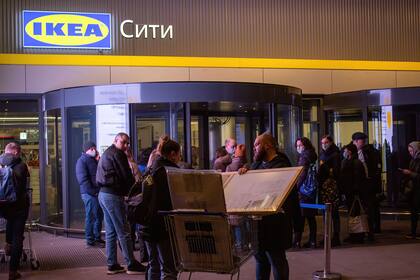 Filas en el IKEA de Rostokino luego de que la cadena sueca anunciara que cesará sus operaciones en Rusia a raíz de la invasión a Ucrania. Photo: Vlad Karkov/SOPA Images via ZUMA Press Wire/dpa