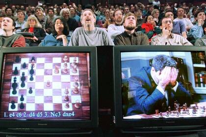 Final de una partida histórica. Mayo de 1997. La computadora Deep Blue acaba de derrotar al campeón mundial de ajedrez Garry Kasparov