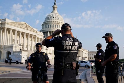 Foto de policías frente al Capitolio en Washington el 27 de junio del 2021.  (AP Foto/J. Scott Applewhite)