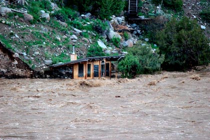 Foto tomada el 13 de junio de 2022 de las inundaciones en Gardiner, Montana, cerca del Parque Yellowstone. Foto cortesía de Sam Glotzbach (Sam Glotzbach via AP)