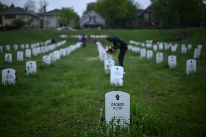 Foto tomada el 25 de mayo del 2022 de lápidas en la sección 'Say Their Names' del cementerio de Minneapolis.  (Aaron Lavinsky/Star Tribune via AP)